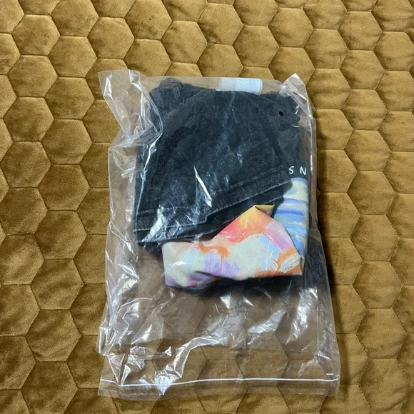 Men’s XL Heathered Black T-Shirt with Colorful Cross Design and Bible verse - Picture 10 of 11